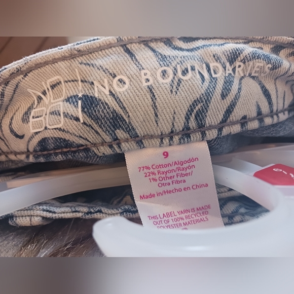 No Boundaries womens shorts size 9 - Picture 3 of 3